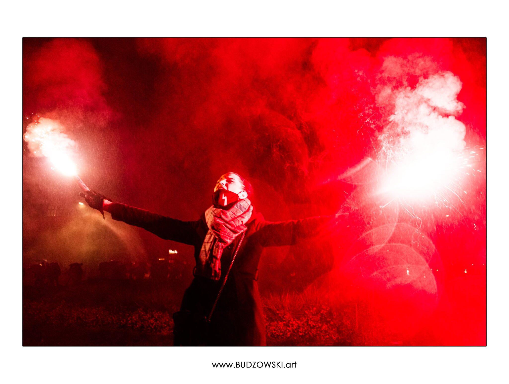Gabriela Wiśniewska trzymając race krzyczy To jest wojna! Zdjęcie wyróżnione w konkursie fotograficznym.